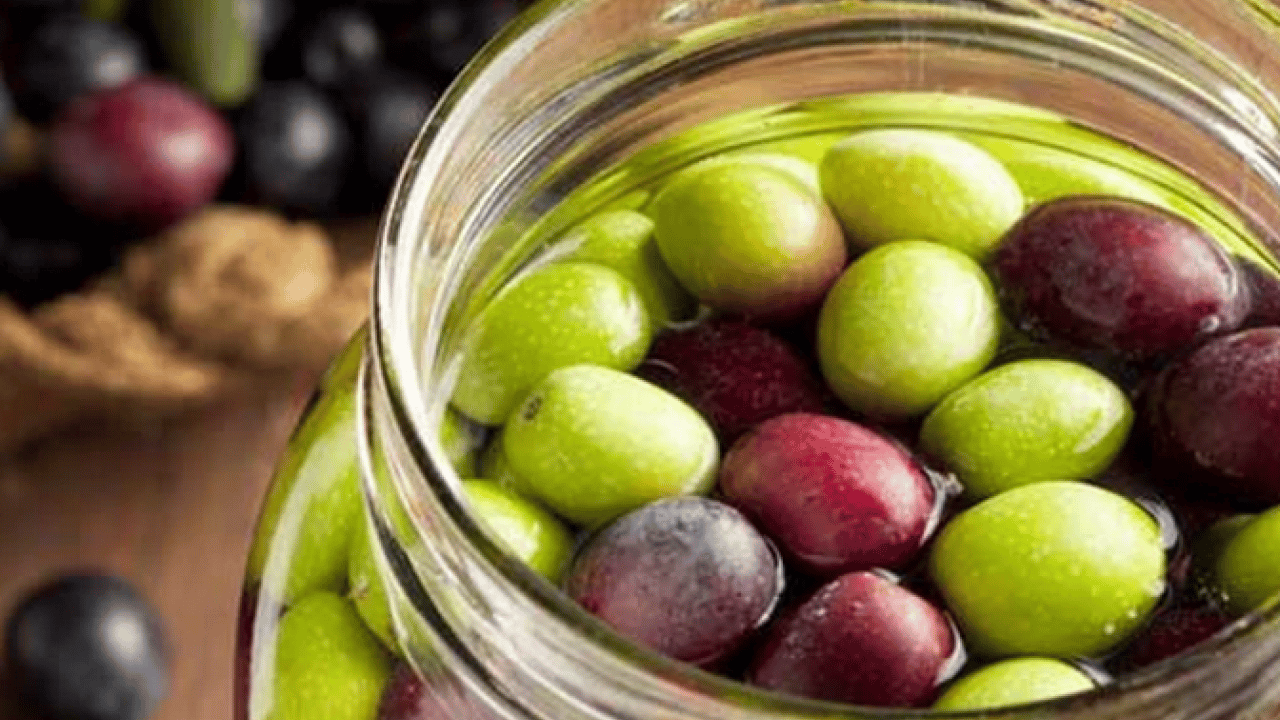Foto - Zeytin: Kur'an-ı Kerim'de de 6 ayette adı geçiyor! Zeytin kurma telaşı başladı...