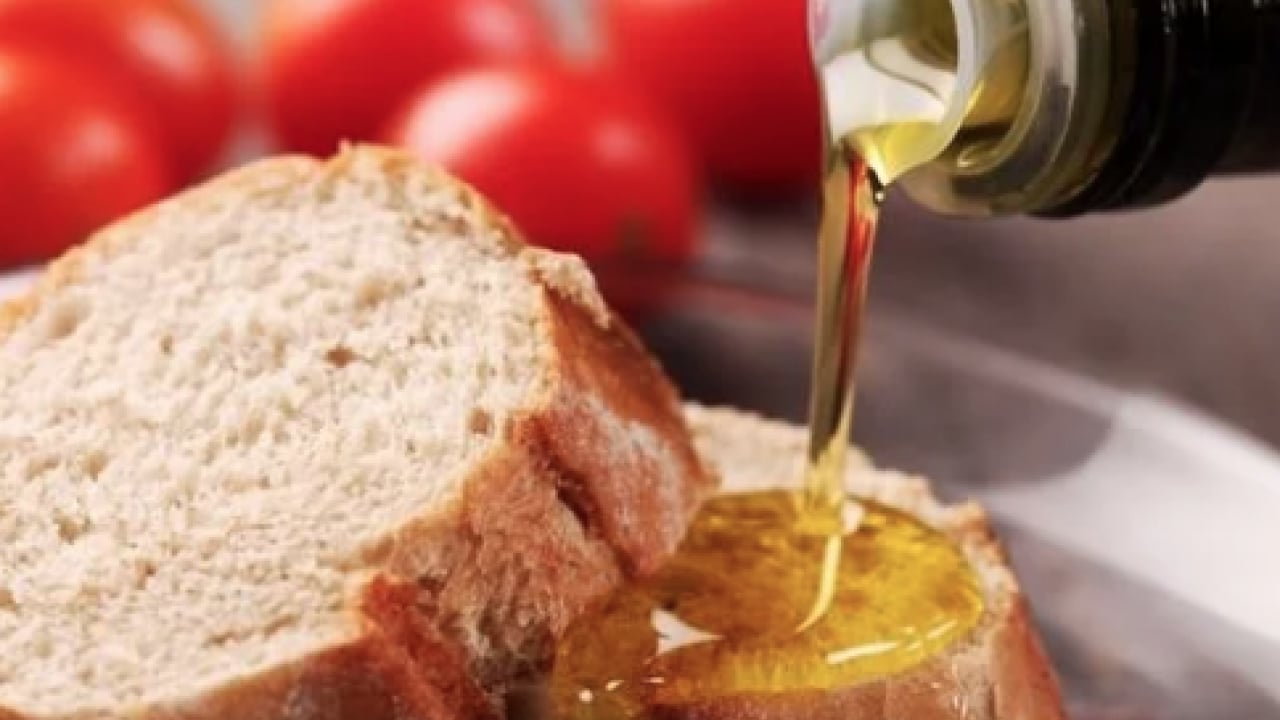 Foto - Zeytinyağının cilde mucize etkisi için içine 2 dal atın şahit olun! Akdeniz'in altın sıvısı...