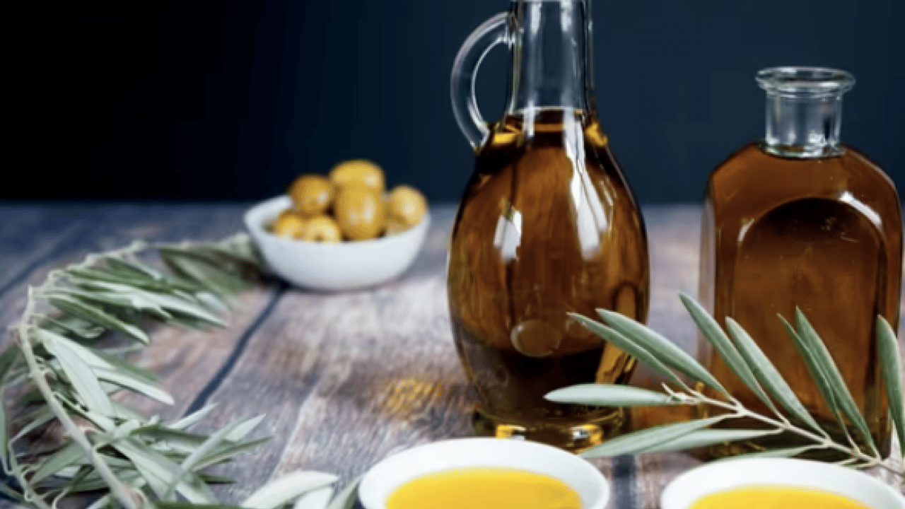 Zeytinyağının cilde mucize etkisi için içine 2 dal atın şahit olun! Akdeniz'in altın sıvısı...