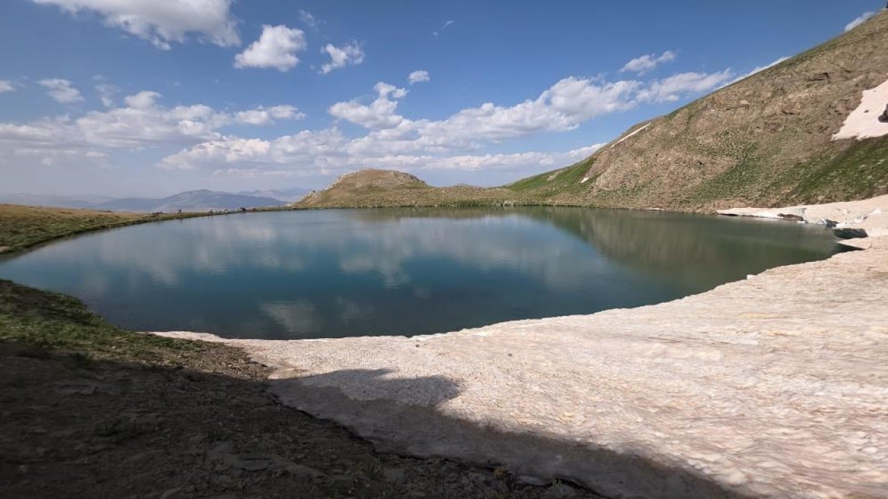 Foto - Zirvedeki saklı mavi! Doğaseverlerin yeni rotası: Çalyan Buzul Gölü