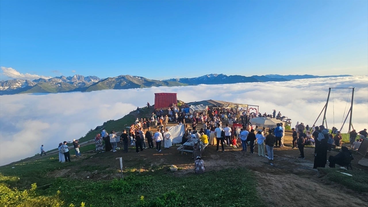 Foto - Ziyaretçi akınına uğruyor! Bulutların üzerinde bir yayla: Huser 