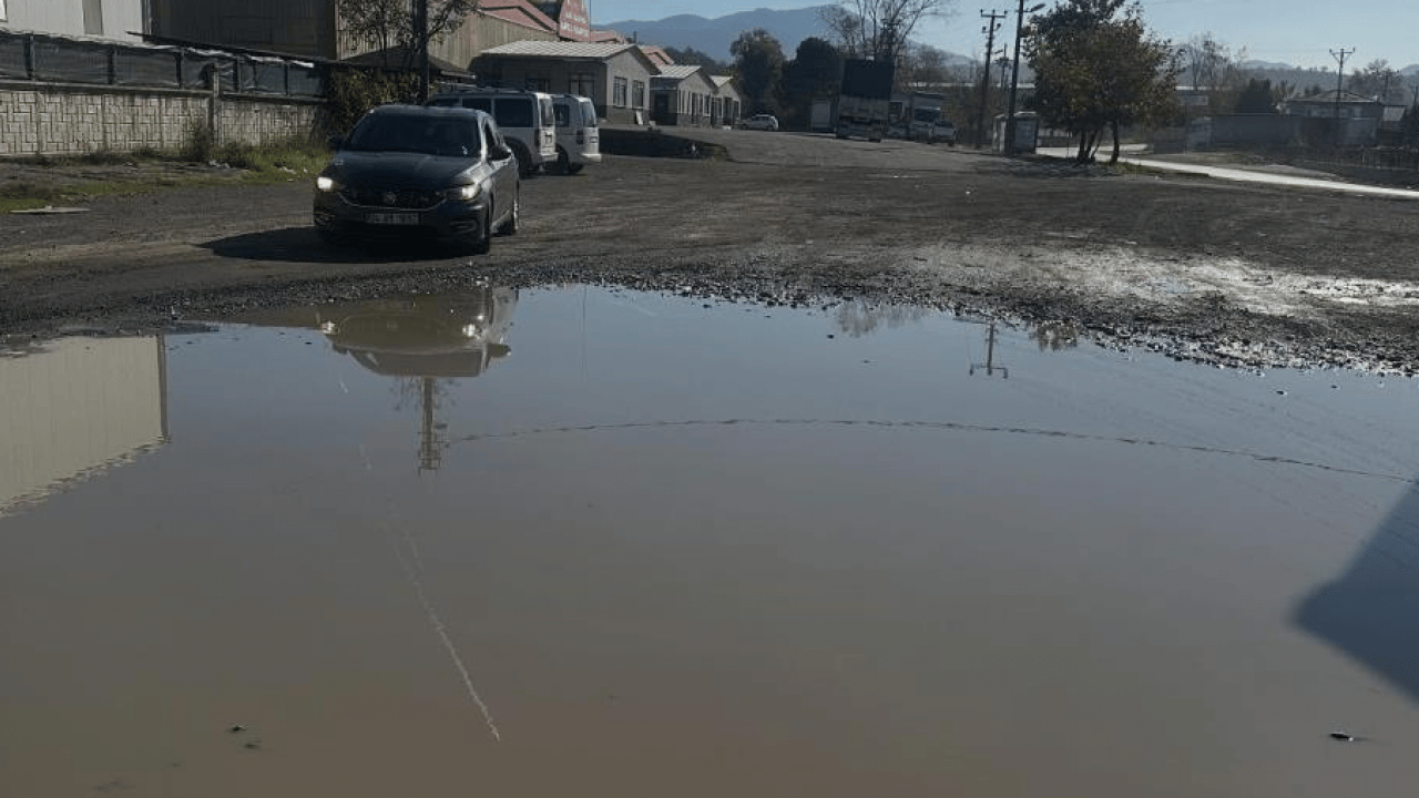 Foto - Zonguldak’ta yol gölete döndü! Bölge halkı isyanda: Pazar yolu değil, resmen felaket