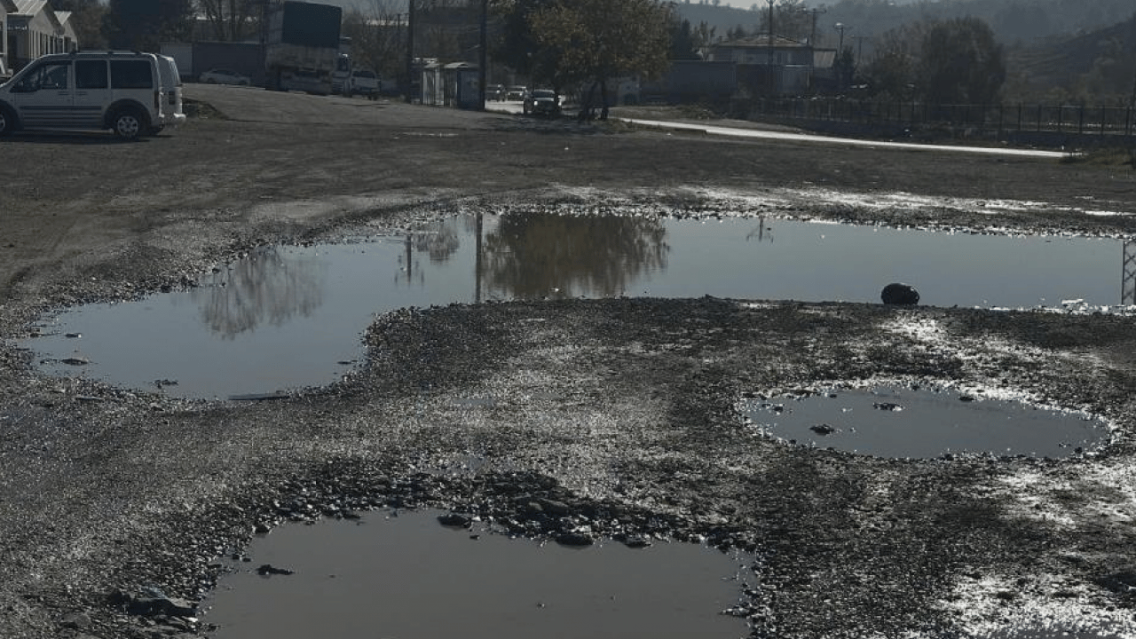 Foto - Zonguldak’ta yol gölete döndü! Bölge halkı isyanda: Pazar yolu değil, resmen felaket