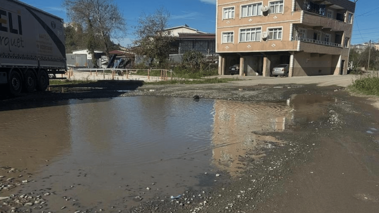 Foto - Zonguldak’ta yol gölete döndü! Bölge halkı isyanda: Pazar yolu değil, resmen felaket