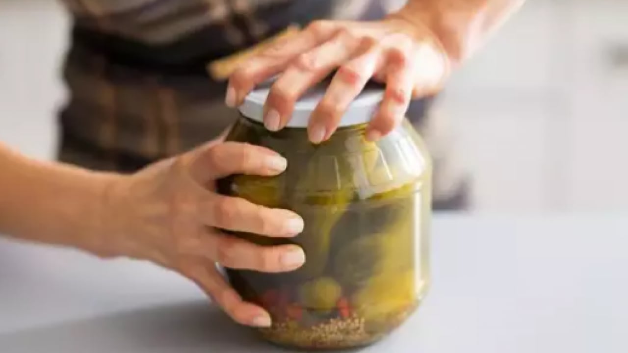 Zorlanmadan tek hamlede açılacak! Kavanoz kapaklarını kolayca açmanın yolu