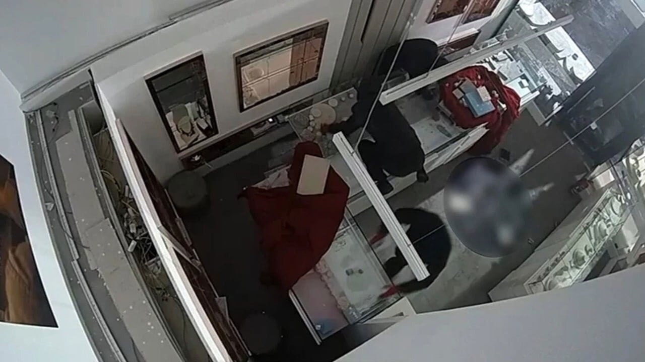 2 dakikada 18 milyon lira çaldılar