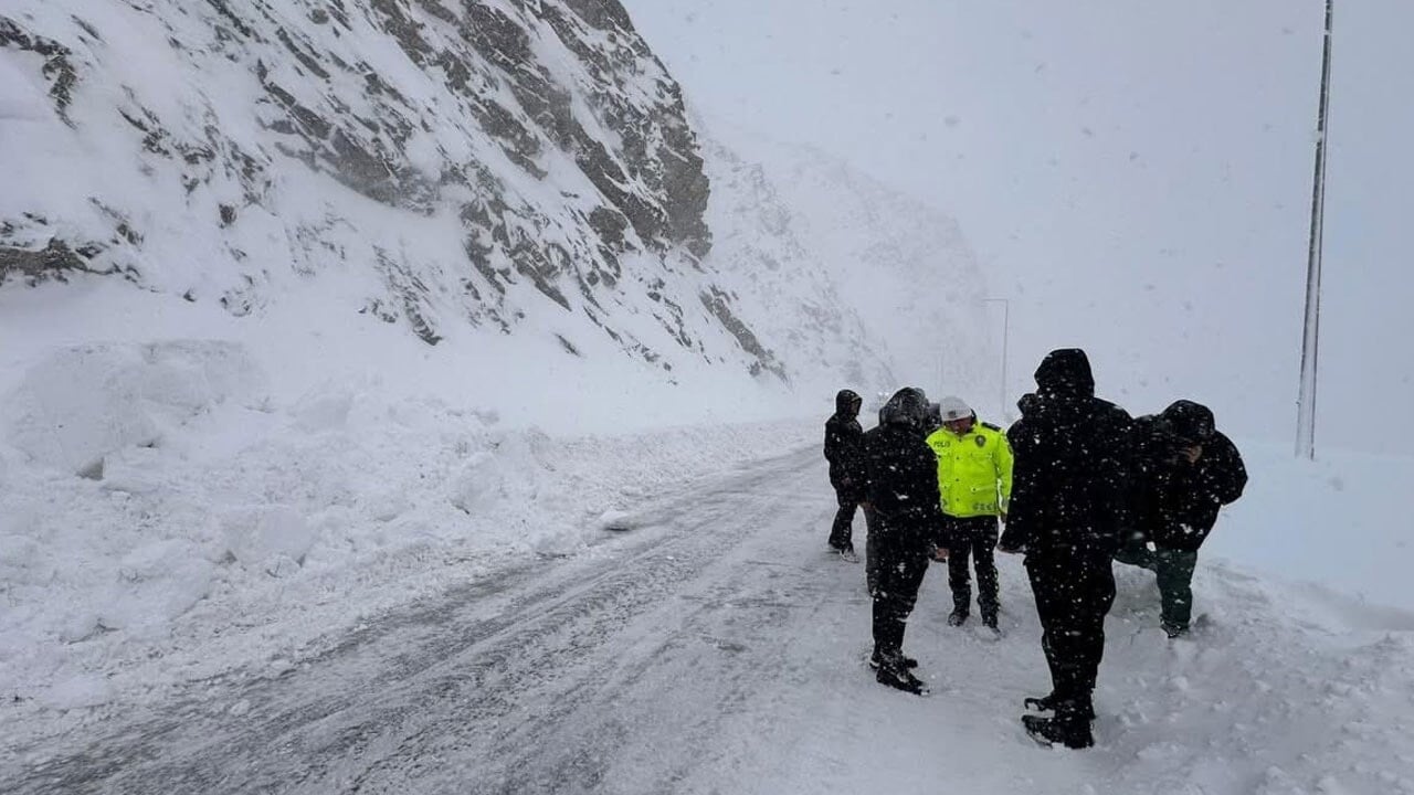 Kar kalınlığı 2 metreye ulaşan Hakkari’de çığ uyarısı: Dışarı çıkmayın!