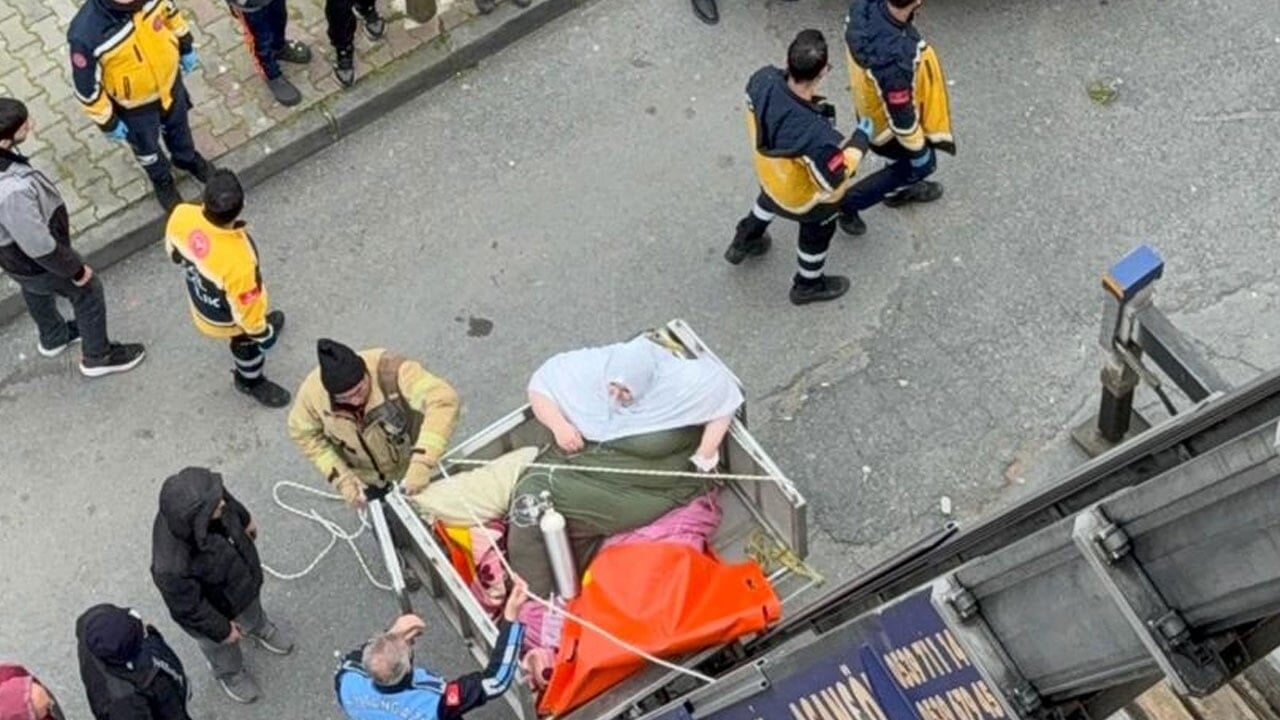 240 kiloluk obez hasta 7. kattan vinçle indirilebildi