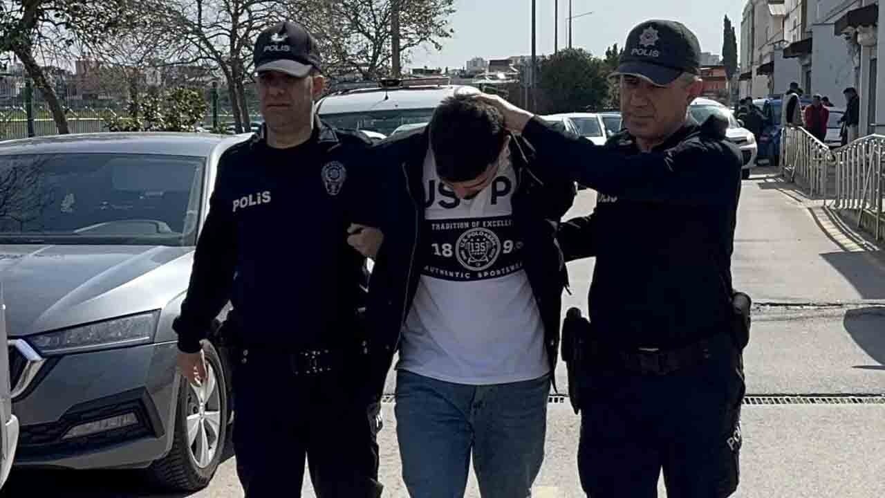 Adana’da akılalmaz görüntü: Direksiyonu ayağıyla kullanan sürücü yakalandı