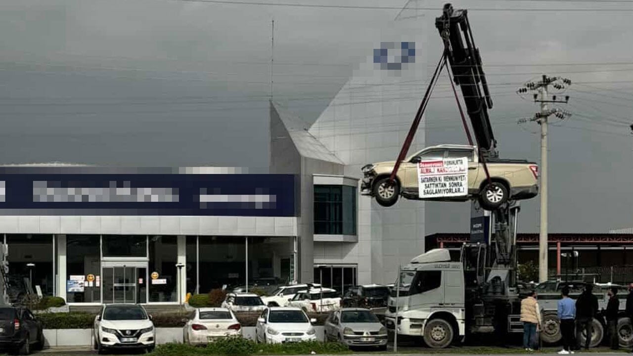 Aldığı sıfır kamyonet hatalı çıkınca vinç kiralayıp kamyoneti bayinin önünde sergiledi