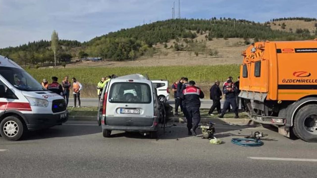 Amasya'da feci kaza: Temizlik kamyonuna çarpan araçtaki 4 kişi can verdi