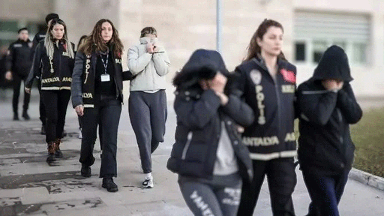 Analı-kızlı fuhuş şebekesi rezaleti: Anne müşteri geldi…