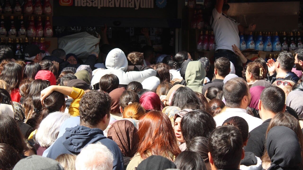 Aydın'da indirim izdihamı: Ezilen, bayılan, yaralananlara ambulans yetişmedi! Açılış iptal edildi