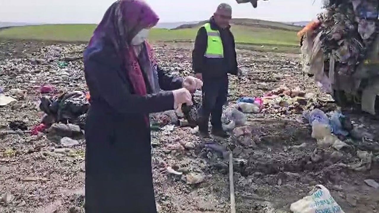 Bayram temizliği altınlarından ediyordu: Çöpe atılan altınlar çöp döküm alanında bulundu!