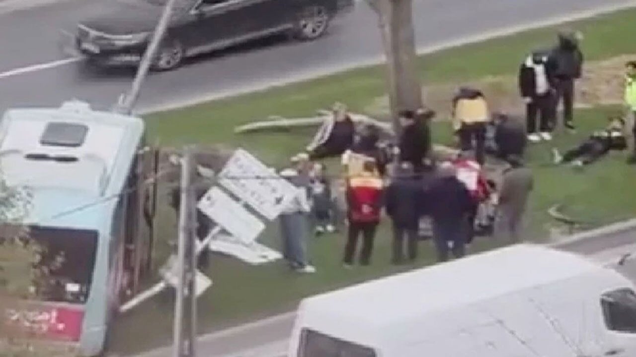 Beyoğlu'nda kaza: Minibüs bariyere ve direklere çarptı, yolcular dışarı savruldu