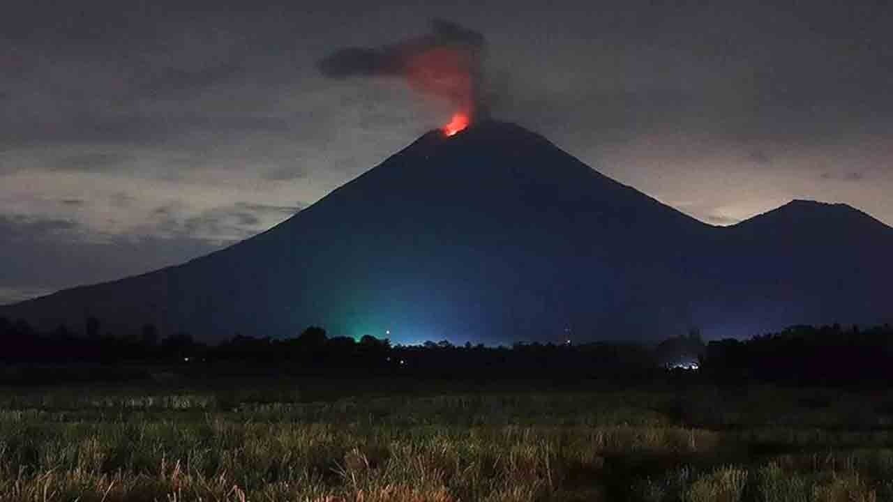 Çevrede alarm verildi: Yanardağdan peş peşe patlamalar