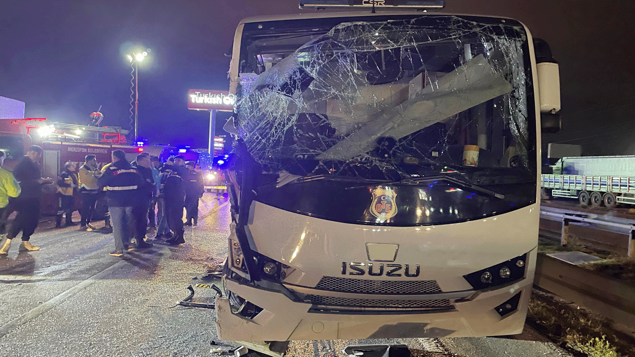 Cezaevi nakil aracı, kaza yapan araçlara çarptı: 12 mahkum, 9 jandarma, 2 şoför yaralandı