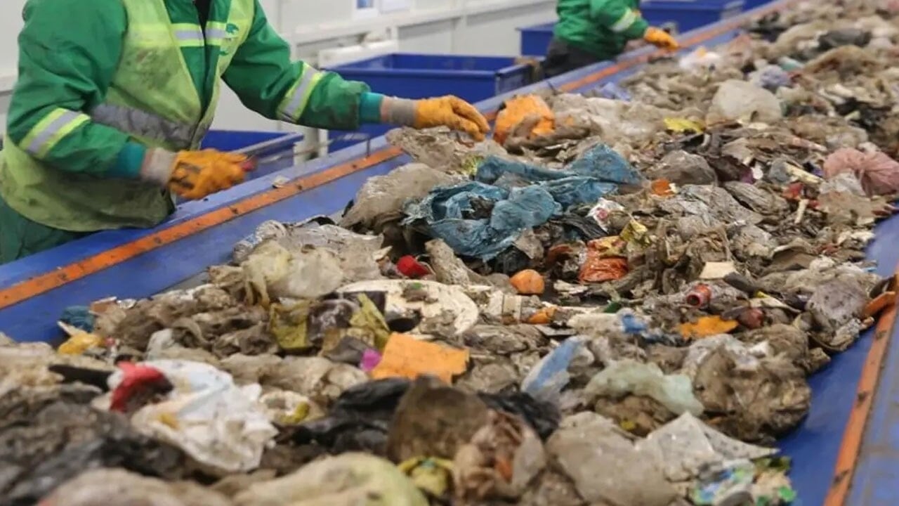 Çöp ayrıştırma bandında yeni doğmuş bebek cesedi bulundu