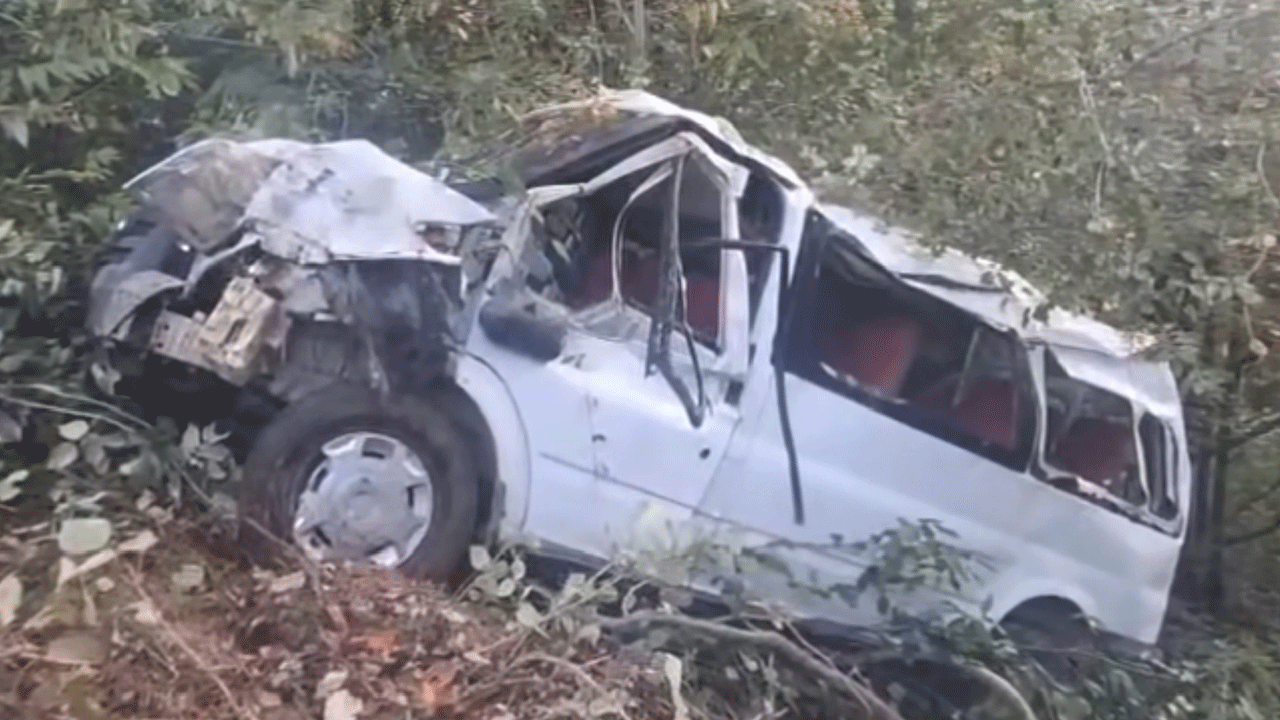 Derviş Baba türbesinden dönenleri taşıyan minibüs 100 metrelik şarampole uçtu: 11 kişi yaralandı