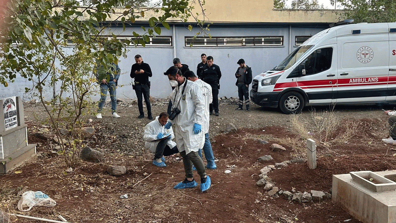 Eşinin kabrini ziyarete giden adam şok oldu! Mezarın yayında gömülmemiş bebek cesedi buldu