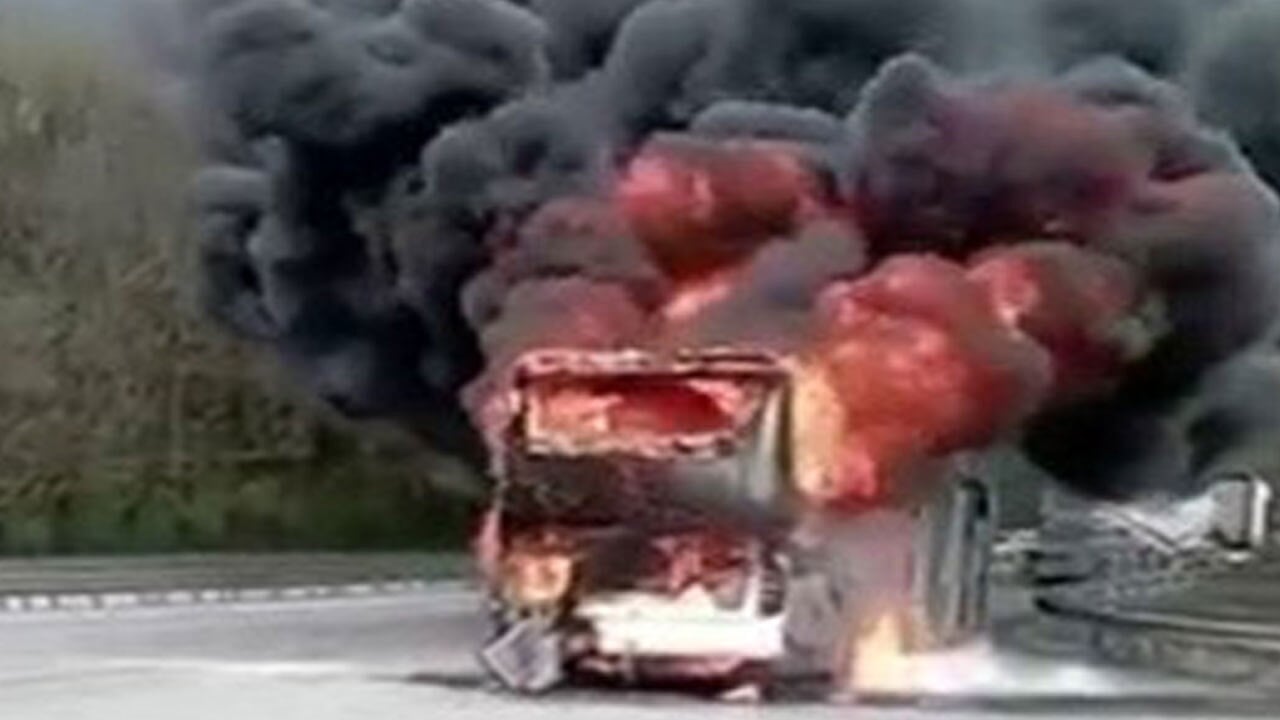 Facia ucuz atlatıldı: Seyir halindeki yolcu otobüsü kül oldu! Yolcular canını zor kurtardı