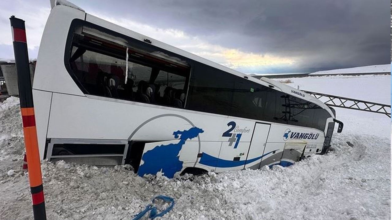 Faciadan dönüldü: Yolcu otobüsü kar küreme aracına çarptı 11 yolcu yaralandı