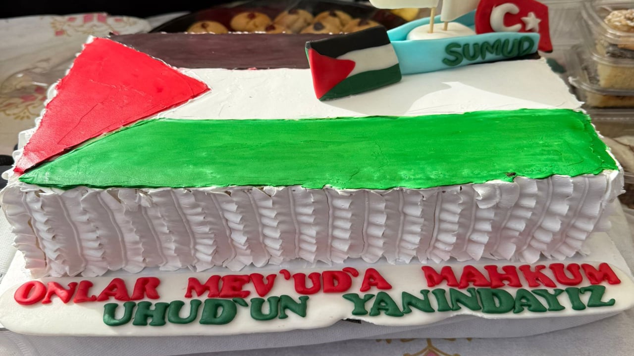 Filistin bayraklı pastayı 6 bin liraya satın alıp Kur'an kursu öğrencilerine hediye ettiler
