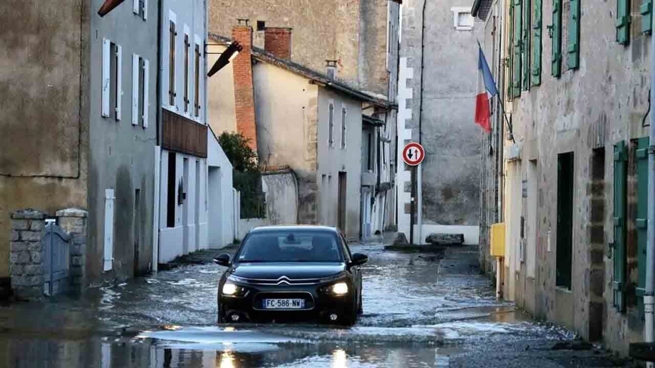 Fransa karanlıkta: Nils Fırtınası 450 bin haneyi elektriksiz bıraktı