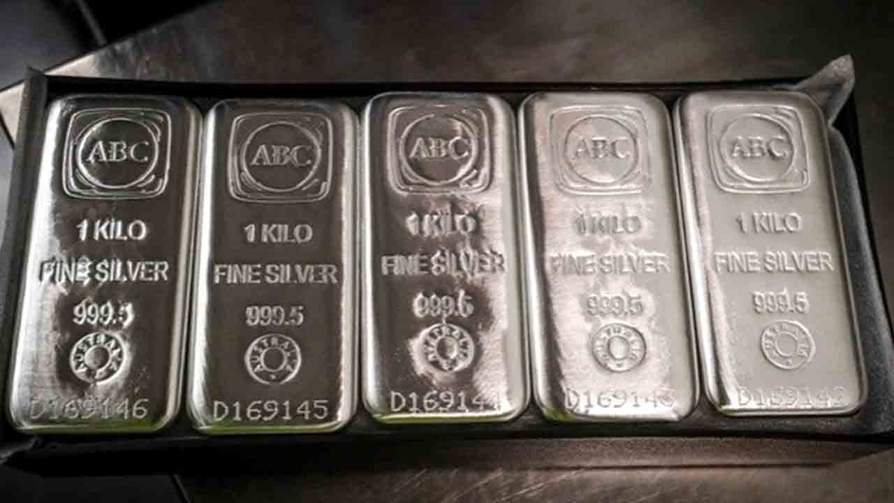 Gümüş yılın son gününde sert geriledi