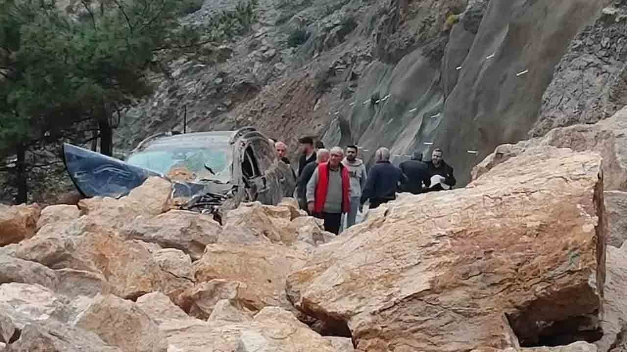 Heyelan yolu kapattı: Araçta 1 kişi yaralandı