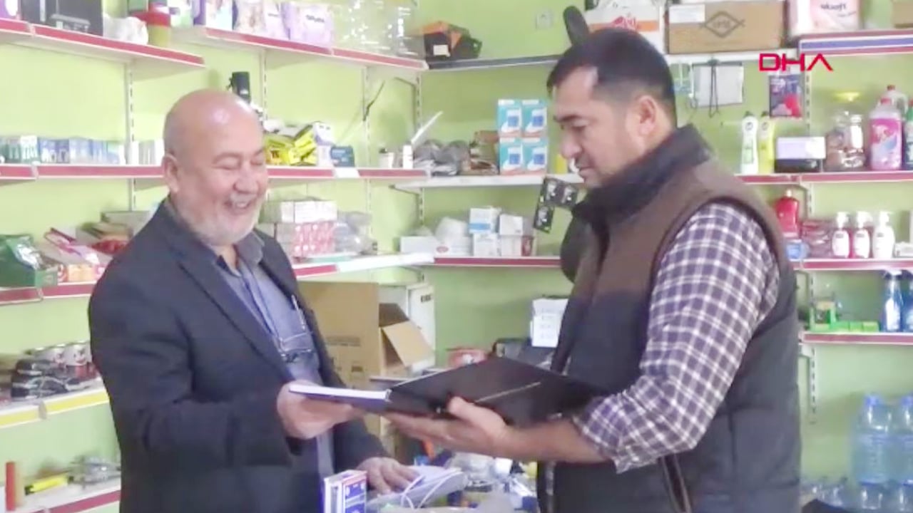 İsimsiz hayırsever bakkalın veresiye defterini satın alıp depremzede mahallenin borcunu sildi
