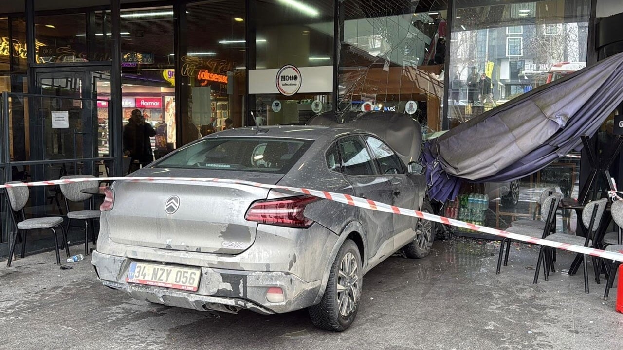 Kadın sürücü otomobille alışveriş merkezine daldı
