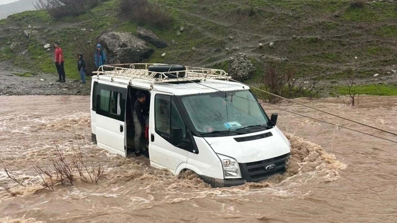 Kalp krizi geçirdi, yolu sel kapattı, ölüme mahsur kaldığı minibüste yakalandı!