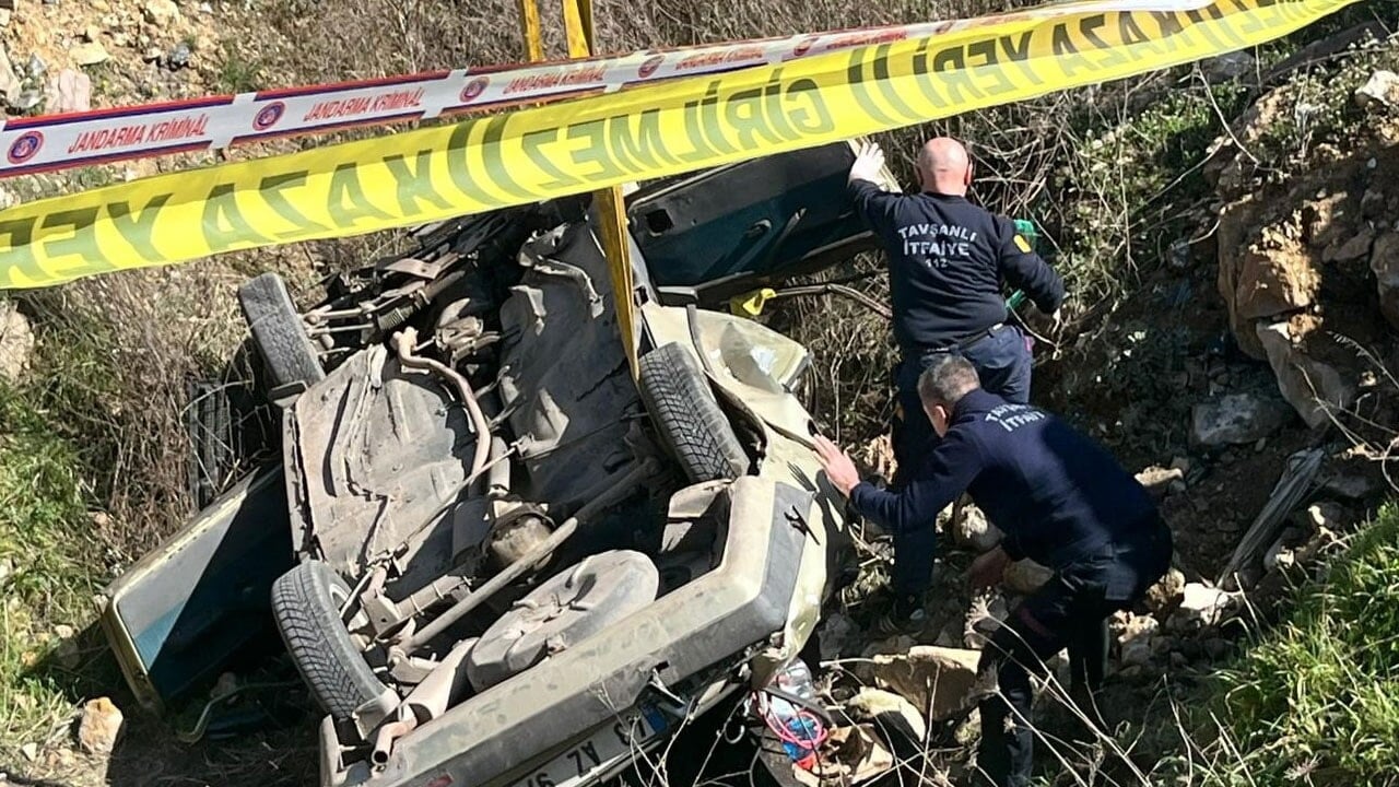 Kütahya feci kaza: 2 kişi öldü, 1 kişi yaralı kurtuldu