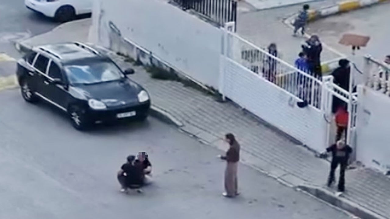 Magandadan canlı performans! Okul önünde karısını dövdü, öğrenciler dehşet dolu gözlerle izledi