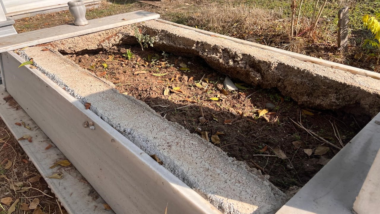 Mezarlık canavarı yakalandı! Evinin bahçesini mezarlardan çaldığı mermerlerle döşemiş