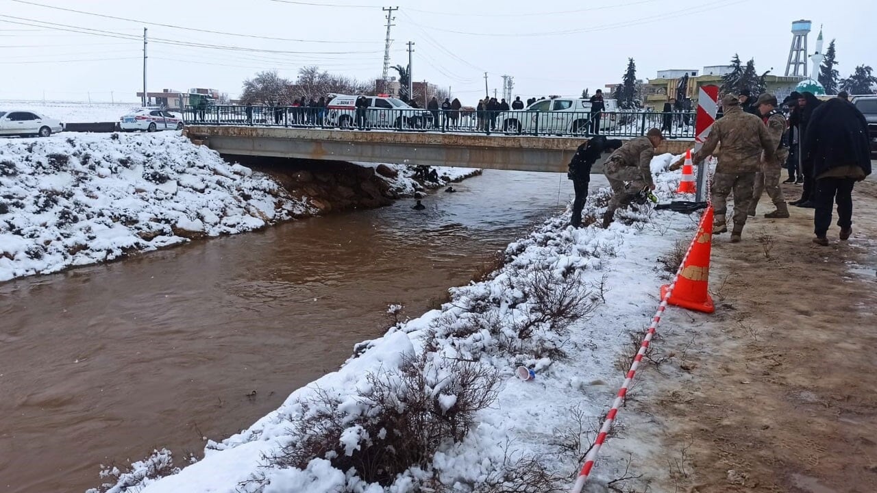 Okulların tatil edildiğinden habersiz çocukları okula götüren baba kanala uçtu: 4 kişi suda kayboldu