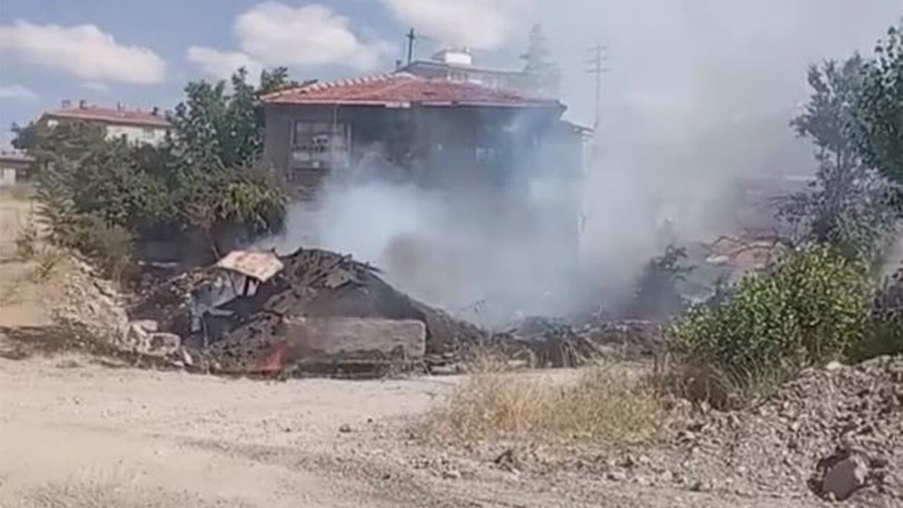 Otları temizlemek için yaktığı ateşle evini yaktı