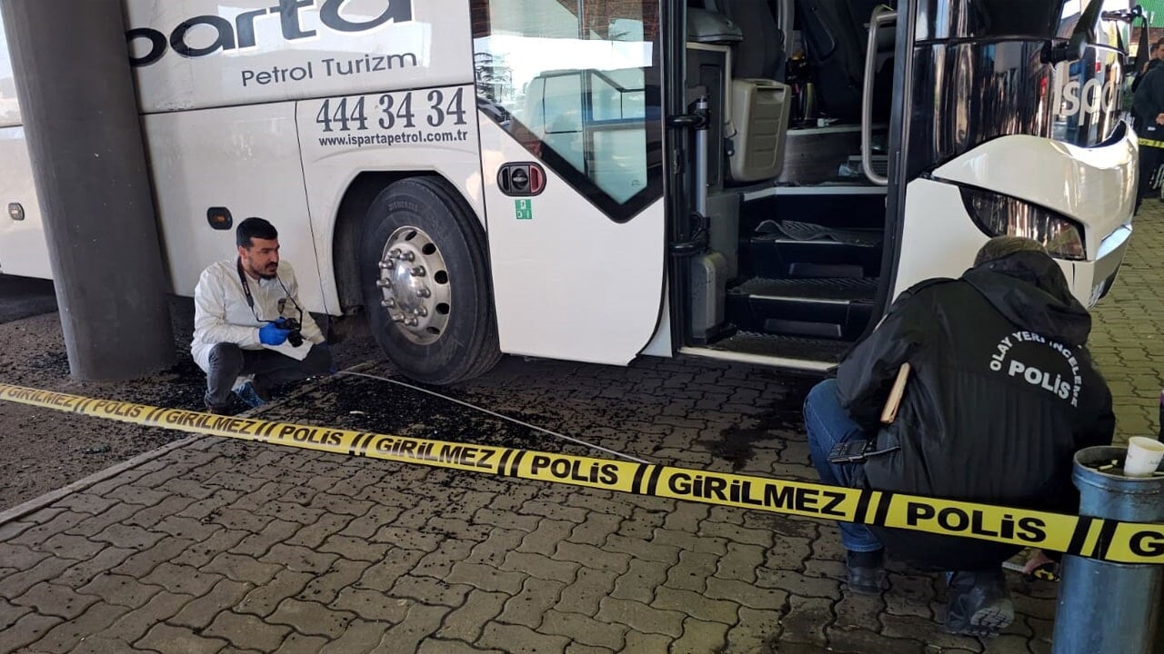 Otobüs daha 1 metre gitmeden kaza yaptı: Şoför öldü, muavin yaralandı