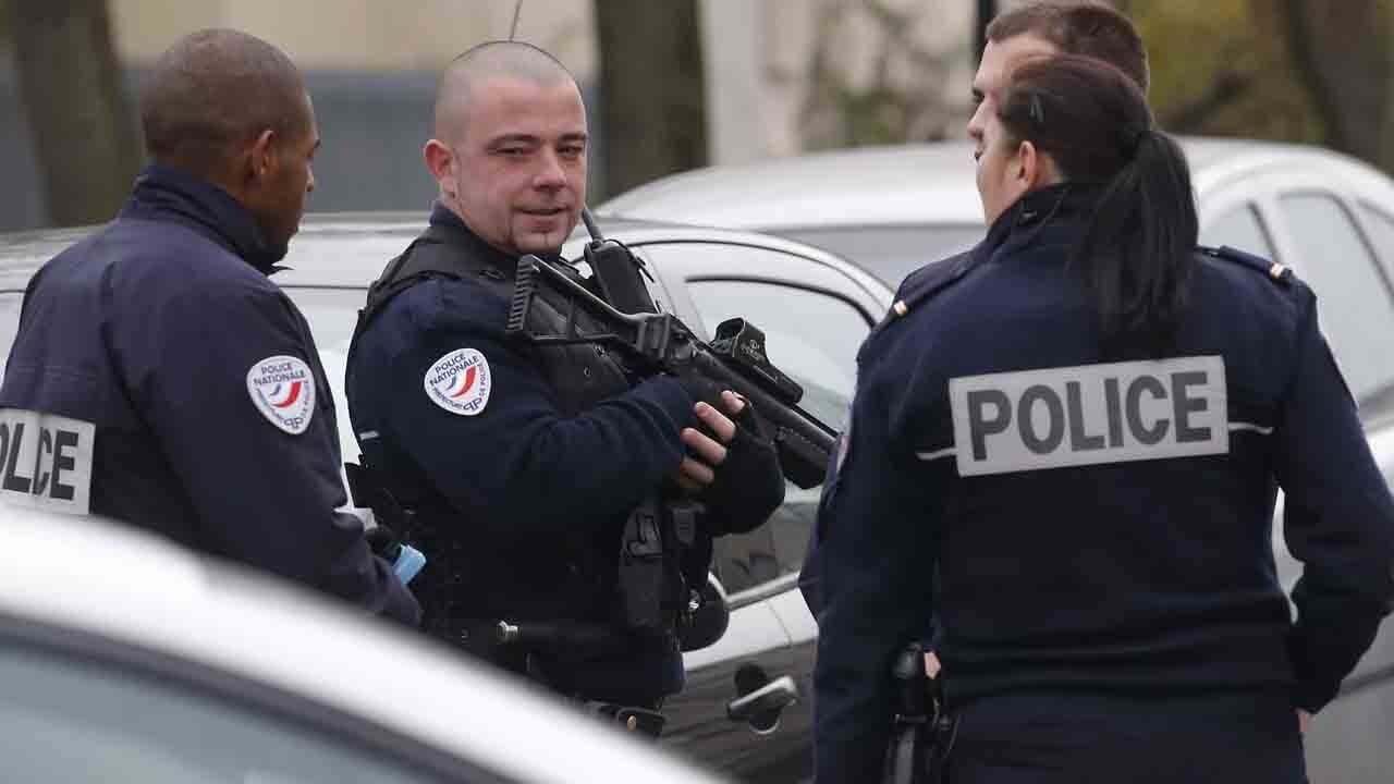 Paris’te polise saldırı: saldırgan etkisiz hale getirildi