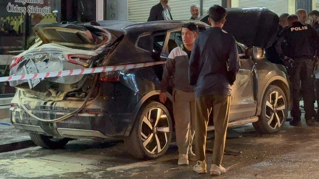 Park halindeki otomobilde mutfak tüpü bomba gibi patladı: 1 kişi yaralandı