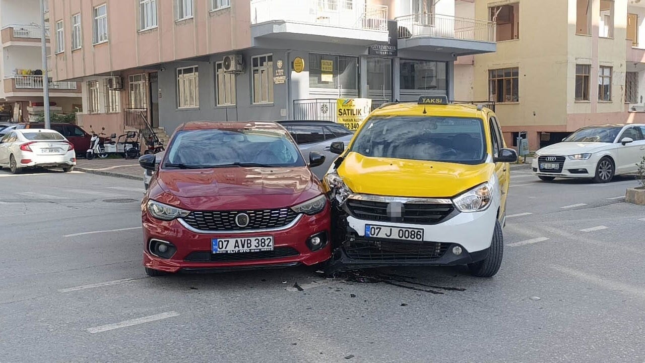 Sağa gösterip sola dönen Alman kadın kazaya neden oldu