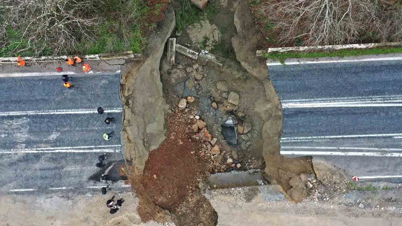 Sağanak vurdu, yol çöktü: Selçuk-Aydın kara yolu ulaşıma kapandı