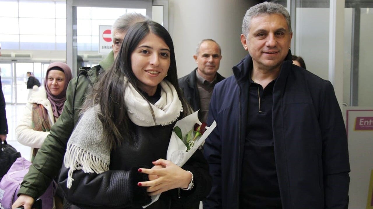 Kurşunlar yerini çiçeklere bıraktı! Şırnak’a atanan öğretmenler havalimanında çiçeklerle karşılandı