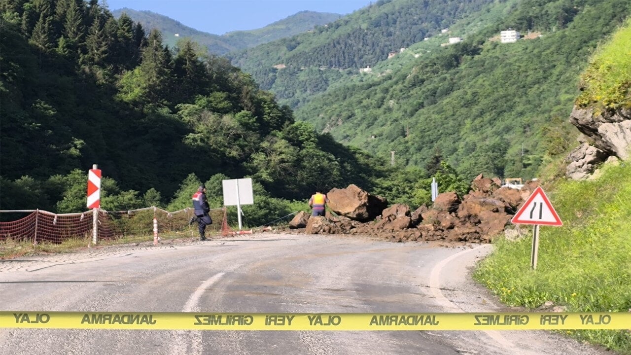 Trabzon-Bayburt arasında karayolu ulaşımı kesildi