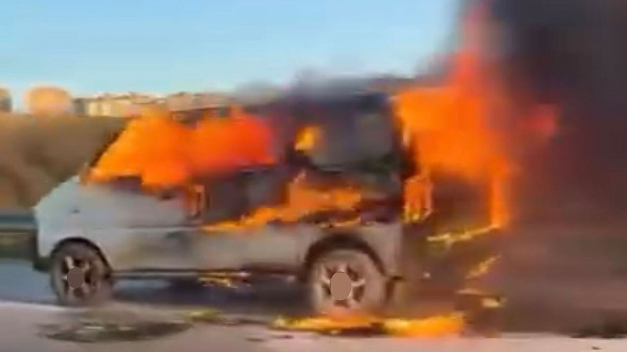 Trafikte seyreden araç birden alev aldı: Sürücü canını zor kurtardı