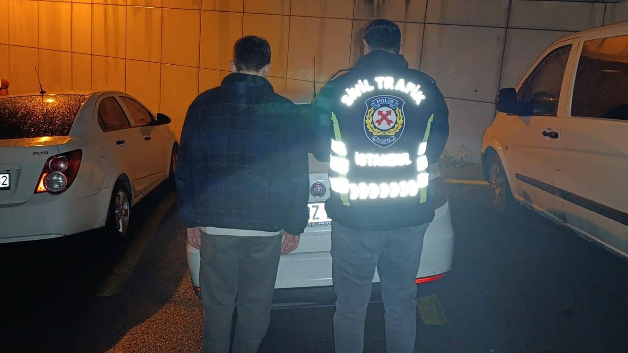 Trafikte takip ettiği sürücüye tehditler savuran öfkeli şahıs, 180 bin lira ceza yiyip ehliyetine el konulunca kuzu gibi oldu