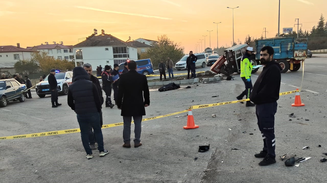 Traktörle otomobil çarpıştı, kazayla alakası olmayan yaya öldü