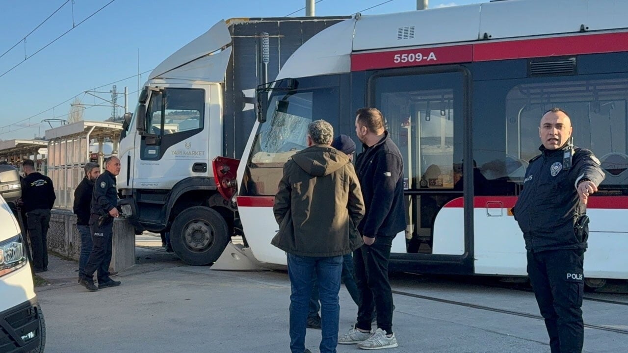 Tramvay ile kamyon çarpıştı: 3 yaralı