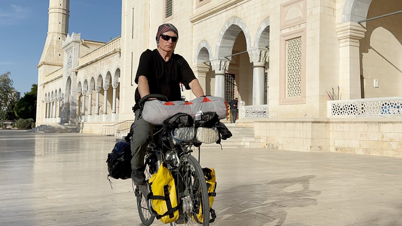 Umreye gitmek için bisikletiyle yol acıkan 68 yaşındaki Fahrettin amca Adana’da namaz molası verdi